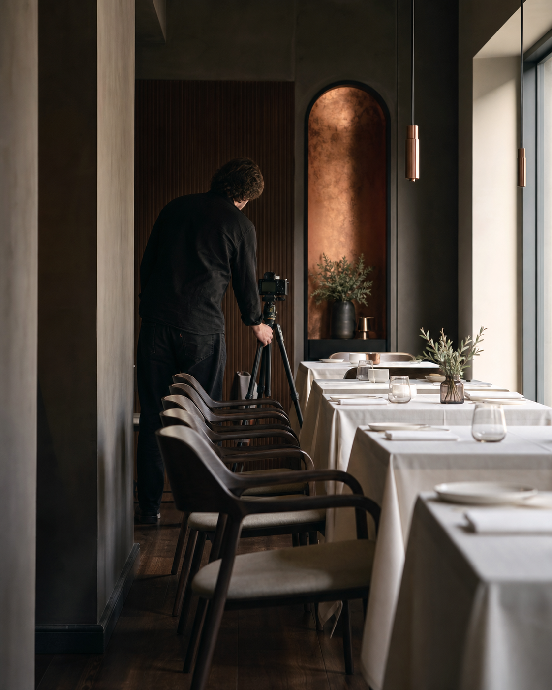 Sala preparata per fotografia d'interni con treppiede